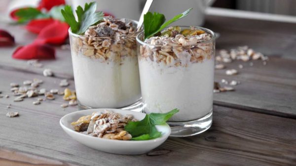 Yoghurt med müsli og rosiner.