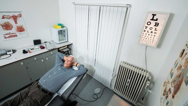 78-årig praksislæge udskød pension for at finde en afløser – nu opgiver han