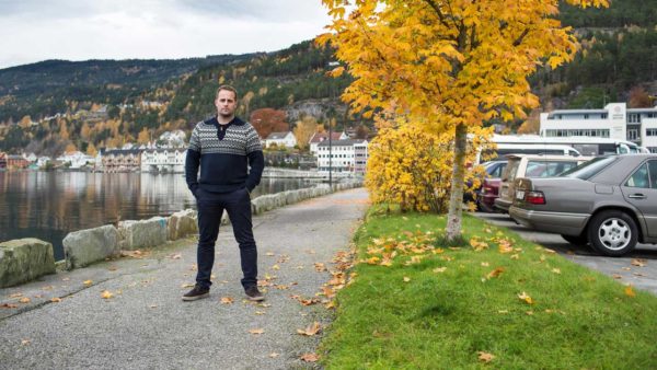 Dansk læge sender 300 røde roser til kritisk norsk journalist